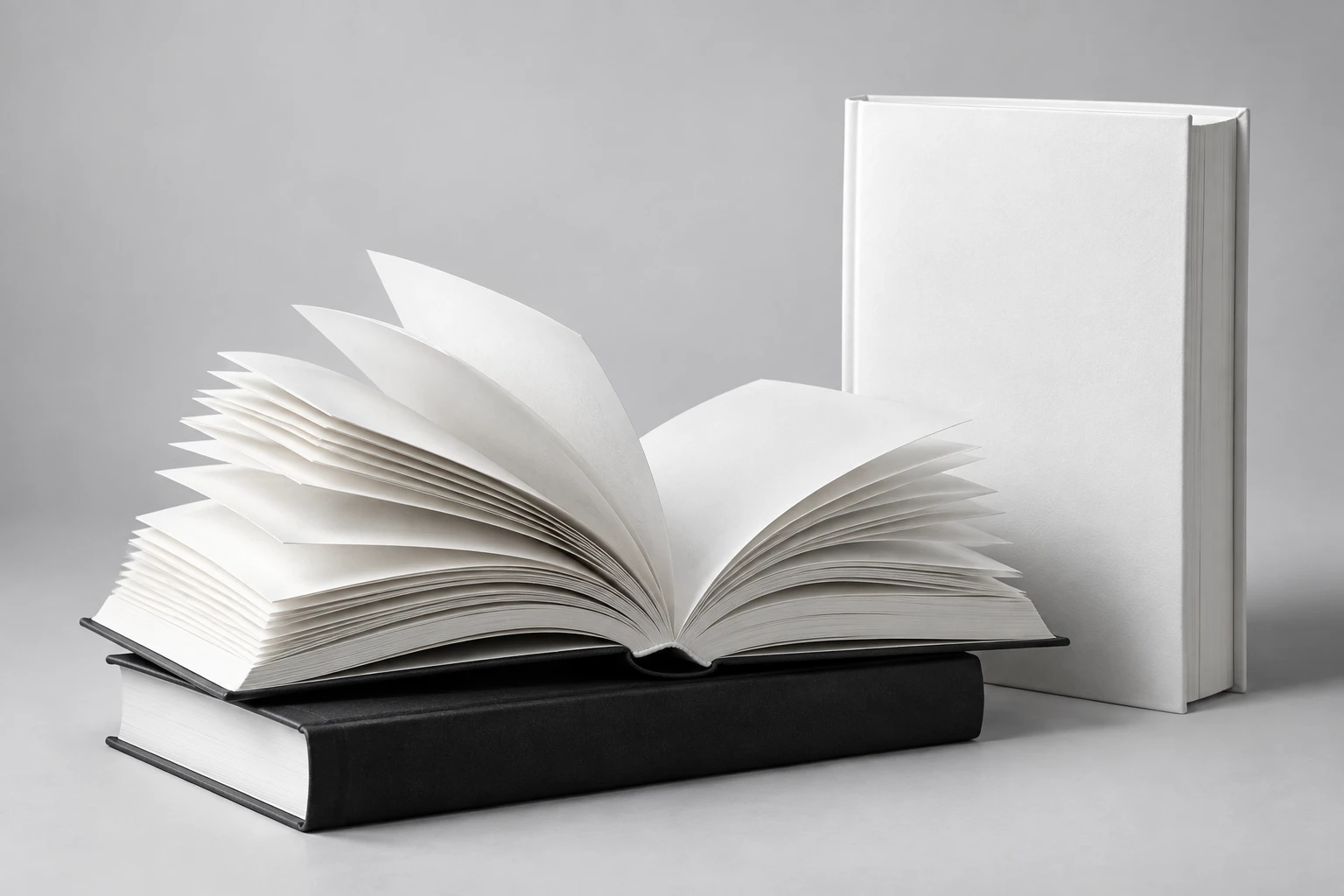 Книги в твёрдом переплёте и раскрытая книга с фактурной бумагой